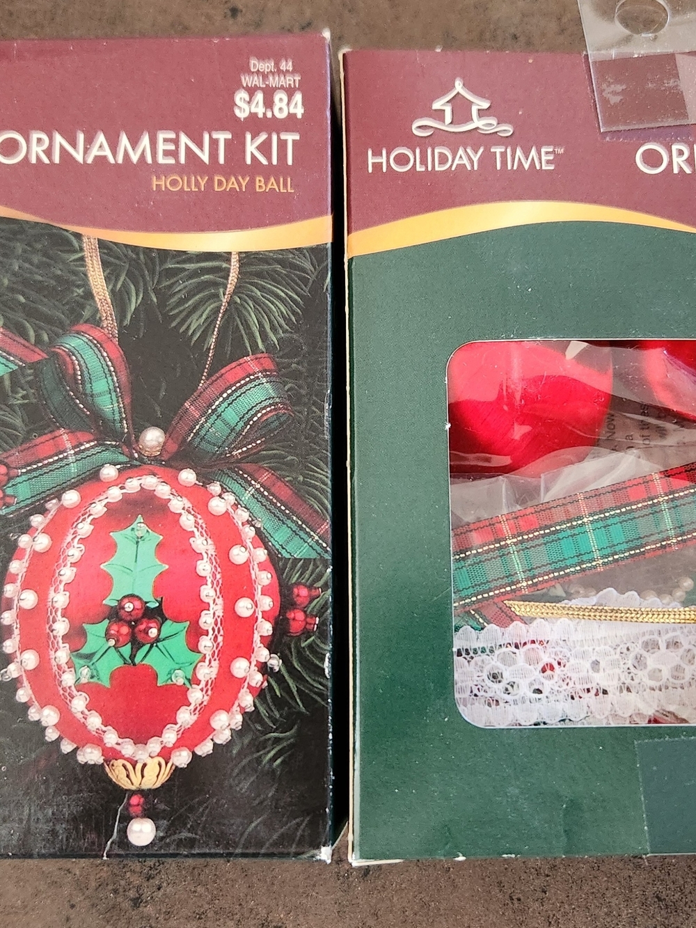 NIP Sulyn Holiday Time Ornament Kit Red “Holly Day Balls” Set Of 4 Holly Leaves